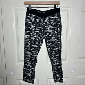Women's Nike Dri Fit Workout Capris Camo Size Medium Run Fast Live Fearless Gym